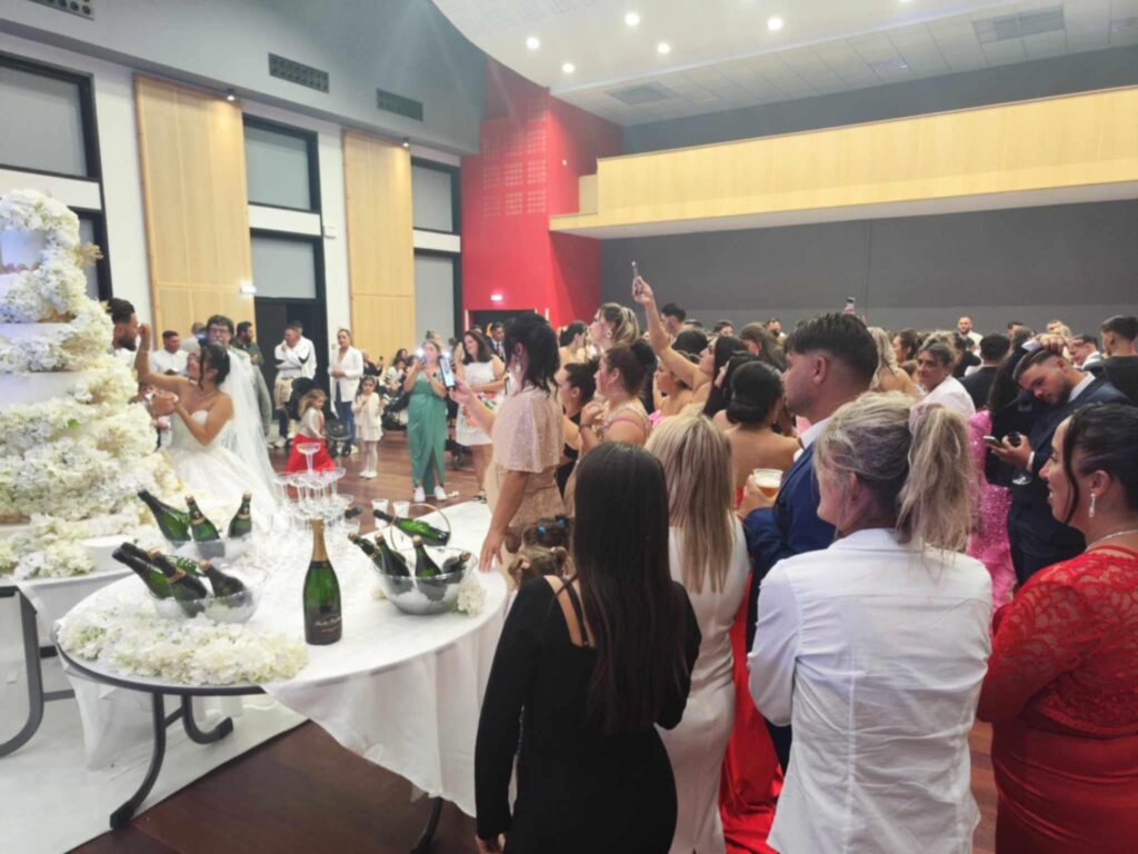 Charente maritime mariage 2023 saintes, les invités des mariés et la pièce montée.