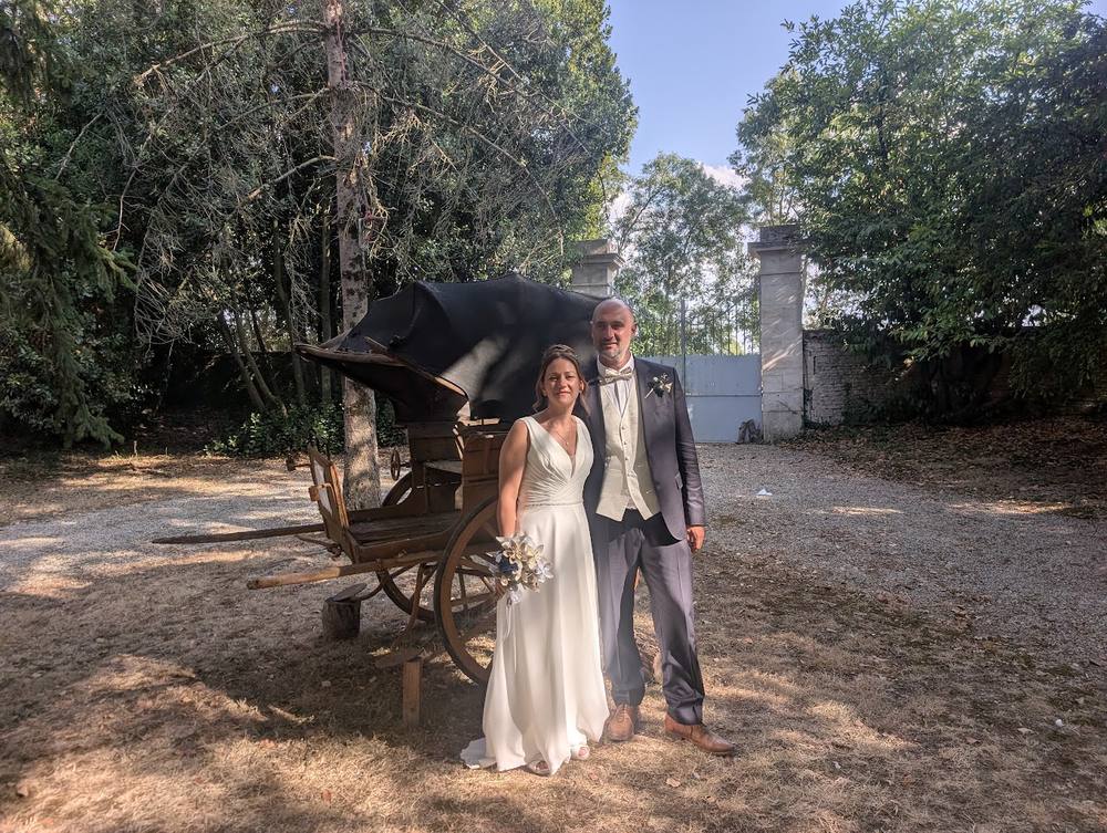 Mariage à Angoulême : les mariés dans le parc du domaine