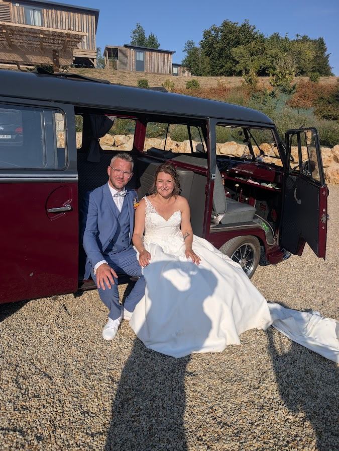 Mariage à Cognac : les mariés dans un combi Volkswagen vintage