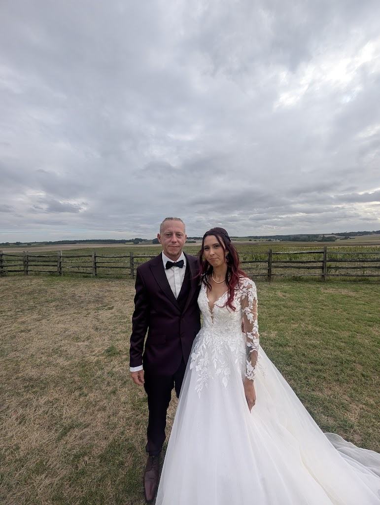 Mariage à La Rochelle : les mariés en pleine nature avant la soirée