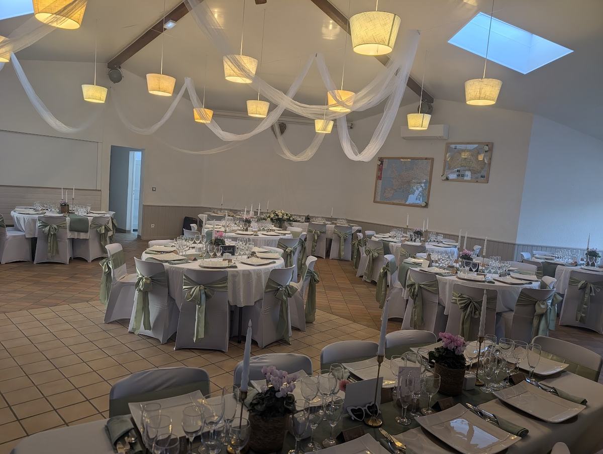 Mariage à Niort : salle de réception décorée et tables dressées