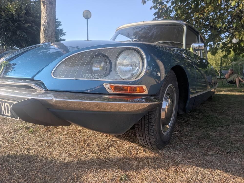 Mariage à Pons : la Citroën DS des mariés