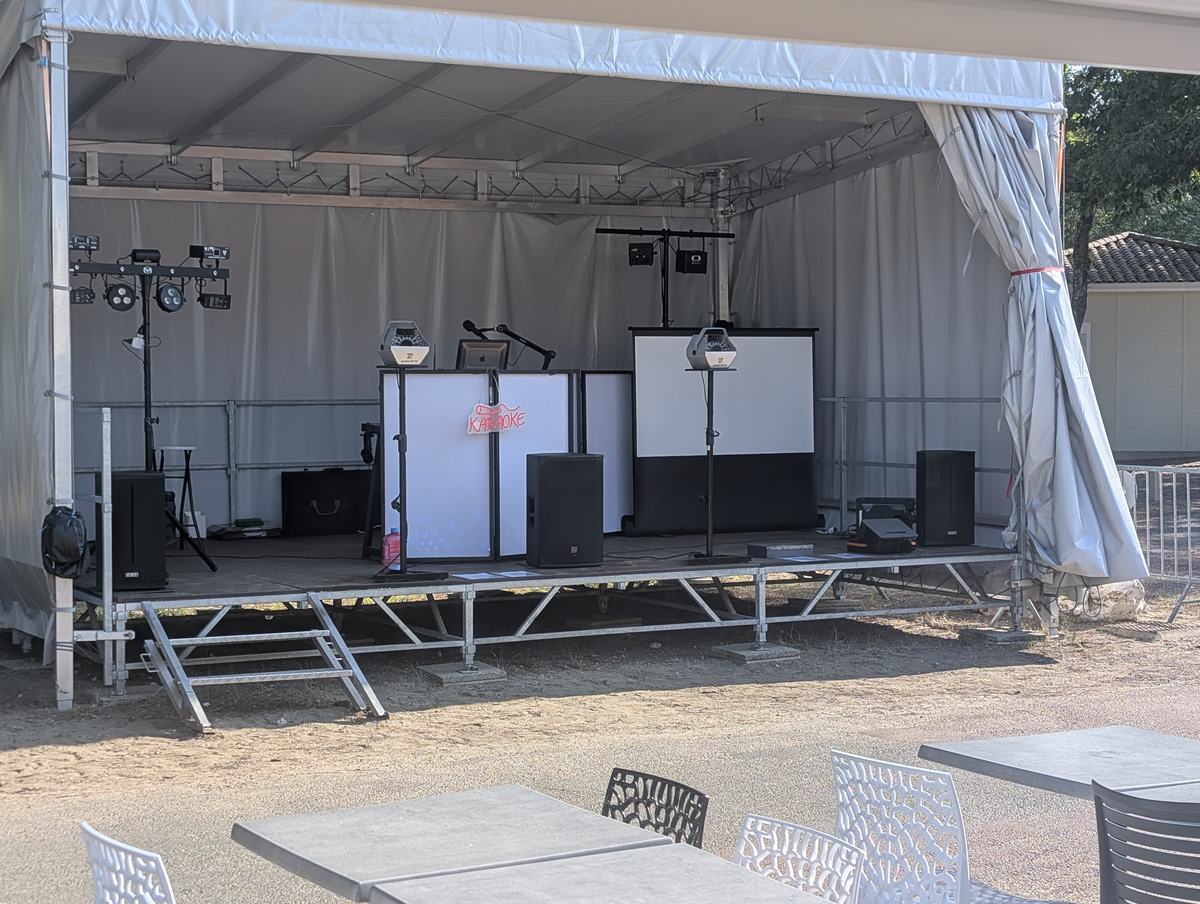 Mariage à Royan : scène sous chapiteau avec la sono et les lumières de DJ Magic OZ