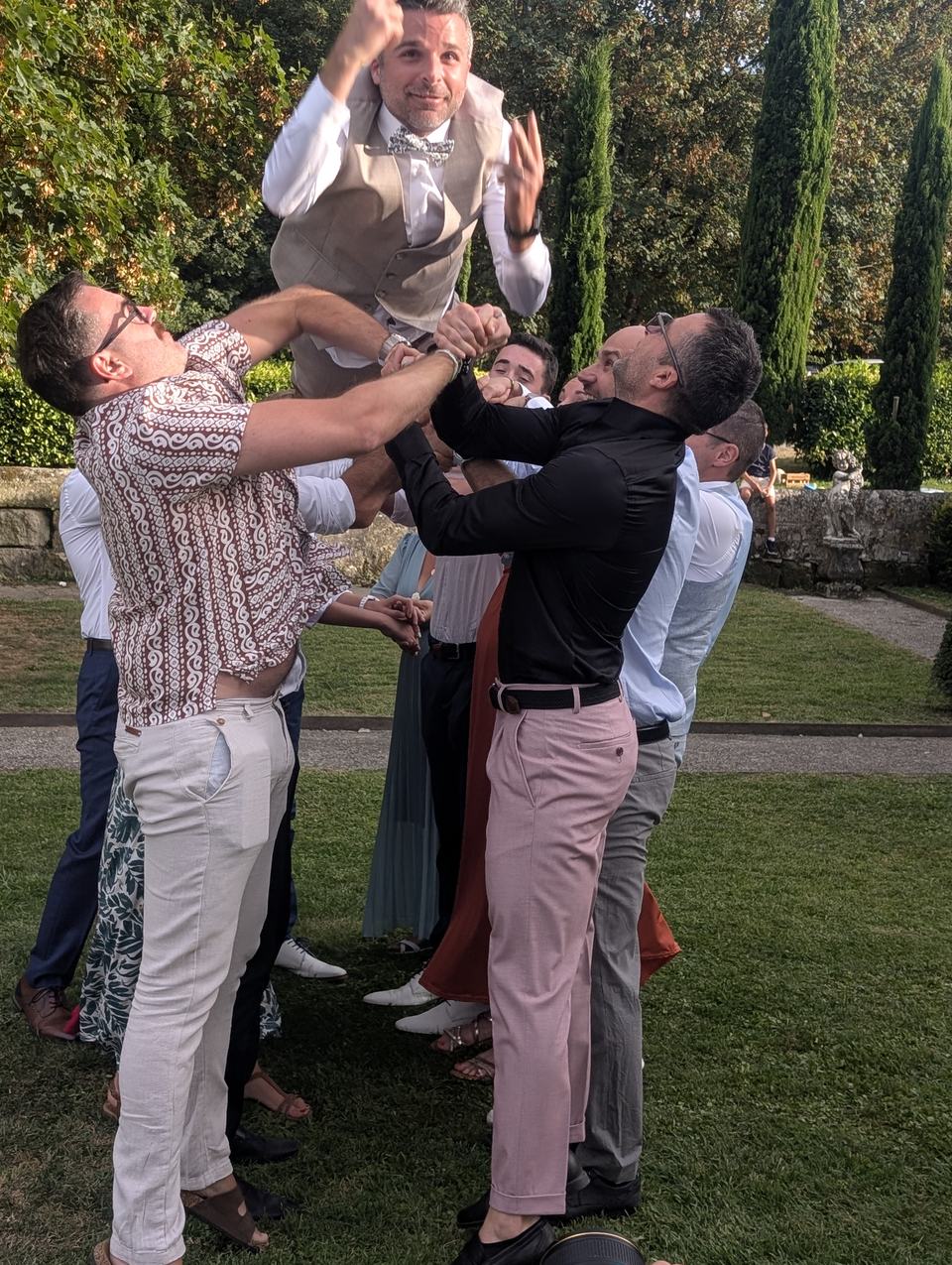 Mariage à Saintes (Charente-Maritime) : le marié soulevé et lancé en l'air par ses invités, soirée animée par DJ Magic OZ