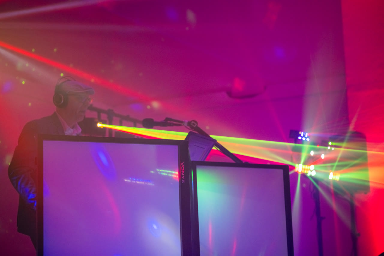 Show laser multicolore – DJ Magic OZ derrière ses panneaux