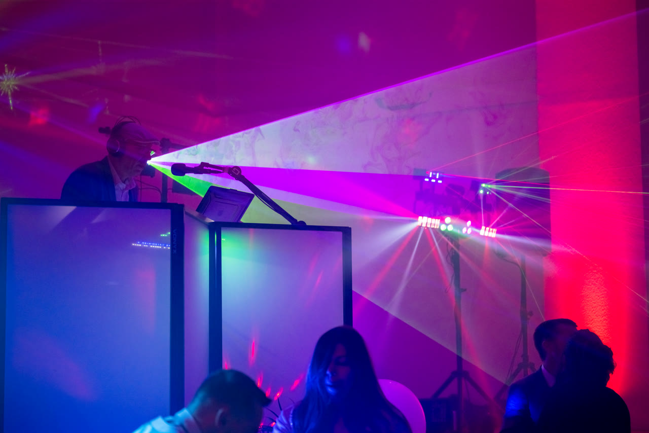 Dancefloor avec invités – show laser rouge et vert, DJ Magic OZ